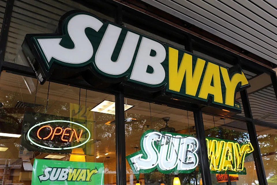 Subway storefront with closing signage, illustrating the trend of Subway closing stores in the US
