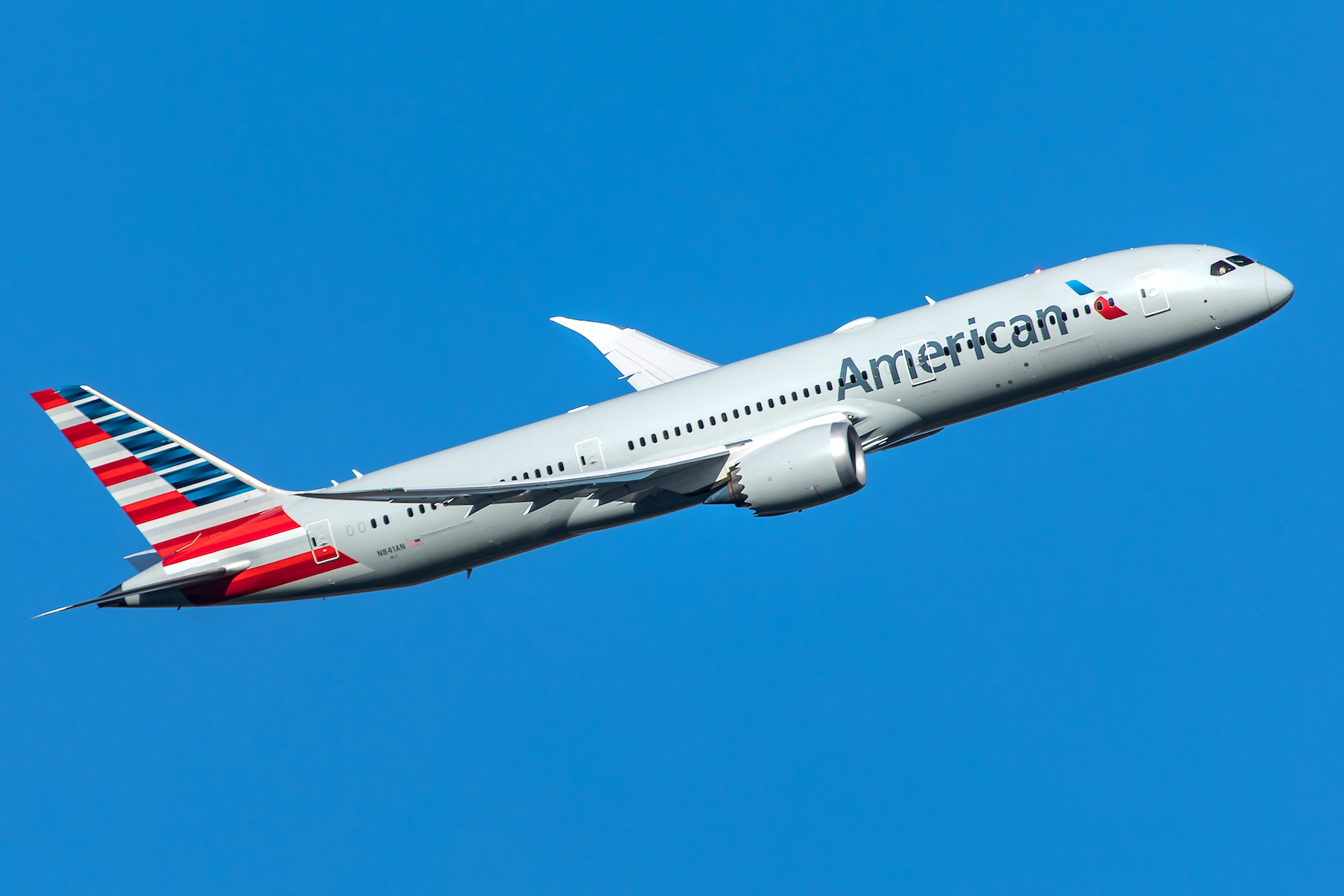 American Airlines jet on tarmac - american airlines flight status