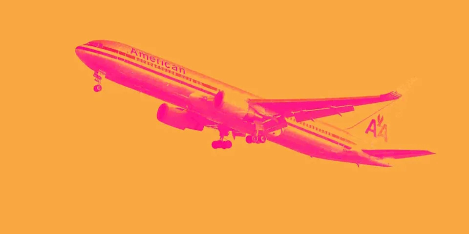 AAL stock performance represented by an upward graph and airplane fleet